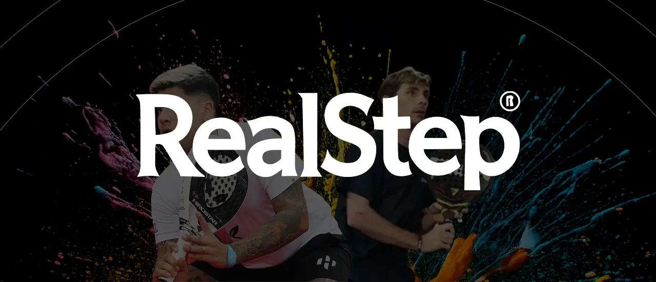 Jugadores de pádel con palas RealStep